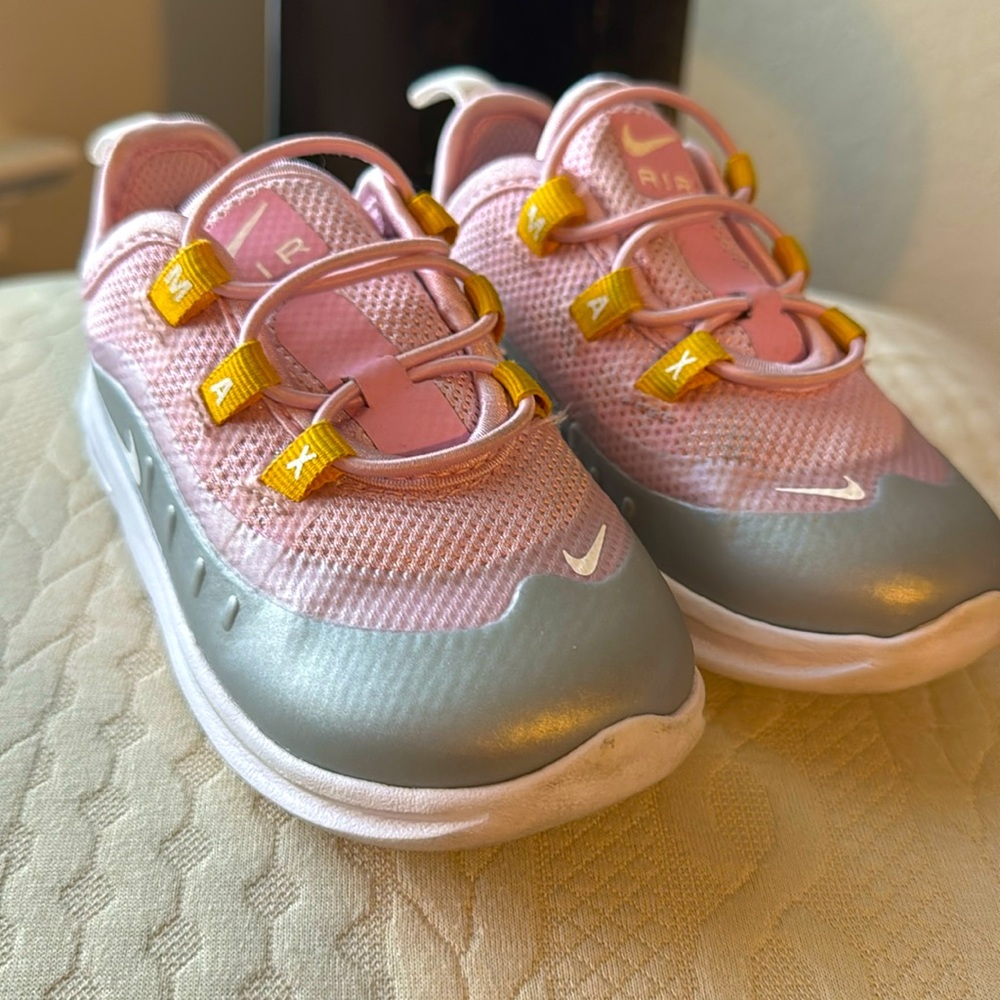 👟👟👧